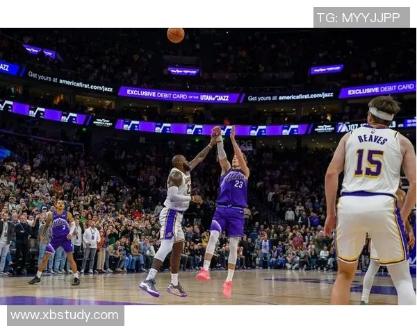 湖人队在与爵士队的激烈对决中成功逆转取得胜利的精彩瞬间分析