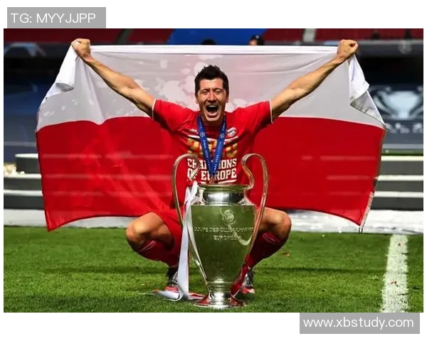 莱万在欧冠赛场火力全开10场12球领跑射手榜争金靴在望